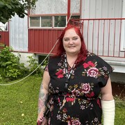 Camille Caron devant son nouveau logement.