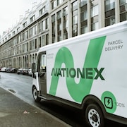 Un camion électrique de Nationex stationné dans une rue de Montréal.