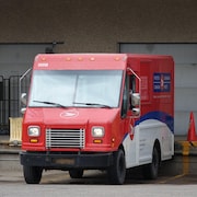 Un camion de livraison de Postes Canada à Saskatoon, en Saskatchewan, le 17 mai 2024.
