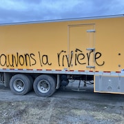Le camion de forage du MTQ, sur lequel un graffiti est inscrit.