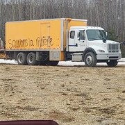 L'un des camions du MTQ vandalisés.