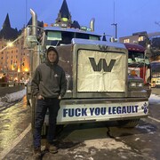 Un camionneur devant son véhicule à Ottawa. 
