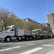 Une dizaine de camions stationnés en bordure du boulevard René-Lévesque mercredi matin à deux pas de l'édifice de l'Assemblée nationale.