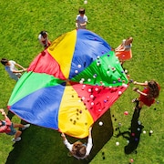 Des enfants jouent au parachute.