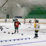 De jeunes joueurs de hockey qui participent à un camp organisé par la Adam Herold Legacy Foundation, en Saskatchewan.