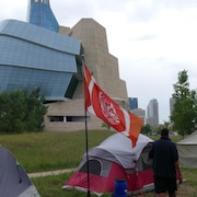 Un campement près du Musée canadien pour les droits de la personne à Winnipeg.