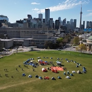 Une vue aérienne du camp de l'Université de Toronto avec un cinquantaine de tentes.