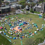 Une vue aérienne du campement propalestinien de l'Université de Toronto.