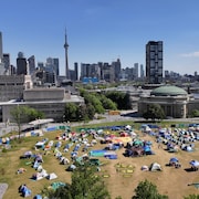 Des tentes avec la ville de Toronto en trame de fond.
