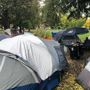 Des tentes dans un parc de Toronto.