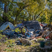 Une tente entourée de déchets