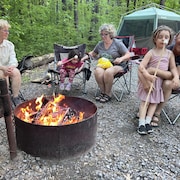 Une famille devant un feu de camp.