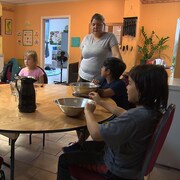 Des enfants assis autour d'une table