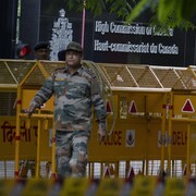 Un soldat paramilitaire indien monte la garde à côté d'une barricade de police devant le haut-commissariat du Canada à New Delhi.