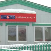 La façade d'un bureau de poste. 