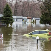 Un quartier inondé à Ste-Marthe-sur-la-Lac