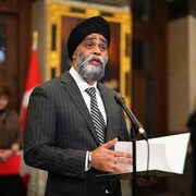 Harjit Sajjan en conférence de presse.