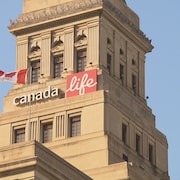 Un immeuble avec le logo de Canada Vie.