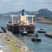 Le vraquier Monrovia NSU Challenger transite par le canal élargi en traversant les écluses de Cocoli au canal de Panama, à la périphérie de Panama City, le 19 avril 2023.