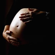 Le ventre d'une femme enceinte.