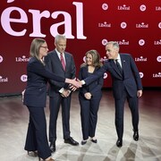 Les quatre candidats à la chefferie du Parti libéral du Canada se saluent avant le début du débat en anglais, le 25 février 2025.