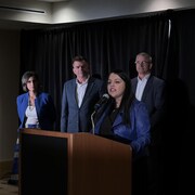 De gauche à droite : Leela Aheer, Brian Jean, Rajan Sahwney et Travis Toews pendant une conférence de presse. 