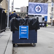 Une poubelle pour des canettes de bière en pleine rue.