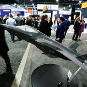 Un modèle miniature d'un CF-35 exposé lors d'un salon.