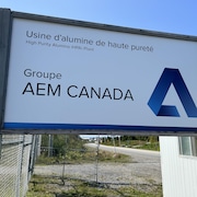 Une affiche indique que le groupe A E M Canada est propriétaire de l'usine.