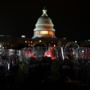 Les forces de l'ordre protégeant les alentours du Capitole à Washington