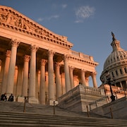 Deux personnes sont assises sur les marches du Capitole, &agrave; Washington.
