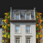Un bâtiment avec des végétaux sur les murs.