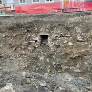 Une ouverture de pierres dans le sol dans une excavation.