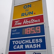 Un panneau à Val Caron qui affiche que le prix de l'essence est de 1 dollar et 85 cents.