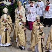 Des cardinaux assistent à la messe de Pâques dans le cadre des célébrations de la Semaine sainte.