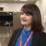 La cheffe du Nouveau Parti Démocratique de la Saskatchewan, Carla Beck, répond aux questions de la journaliste Geneviève Patterson lors du congrès annuel de son parti à Saskatoon. 