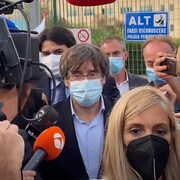Carles Puigdemont au milieu d'un groupe de journalistes.
