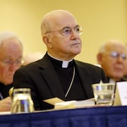L'ancien ambassadeur du Vatican aux États-Unis, Carlo Maria Vigano lors d'une conférence sur l'Église catholique en 2015. 