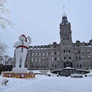 Une mascotte du Bonhomme Carnaval devant l'Assemblée nationale du Québec.