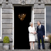 Le premier ministre canadien Mark Carney serre la main de la présidente de l'Irlande, Catherine Connolly.