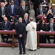 Le premier ministre Mark Carney prend la communion.