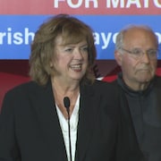 Carolyn Parrish prononce son discours de victoire devant ses partisans.