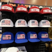 De grandes casquettes o&ugrave; est inscrit le mot &laquo;libert&eacute;&raquo; sont dispos&eacute;es sur des &eacute;tag&egrave;res et en vente &agrave; l'America Fest.
