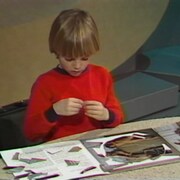 Enfant qui fait un casse-tête éducatif en 1978. 