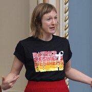 Catherine Dorion, à l'Assemblée nationale, vêtue d'un t-shirt sur lequel est écrit « Patrice Desbiens ».