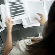 Deux types de caviardage utilisés par le gouvernement du Québec pour masquer des informations au public : les bandes noires ou les rectangles gris.