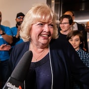 Brenda Locke arrive pour prononcer son discours de victoire électorale à Surrey, le samedi 15 octobre 2022.