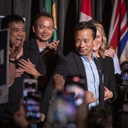 Ken Sim célèbre sa victoire aux élections  la mairie de Vancouver, le samedi 15 octobre 2022.