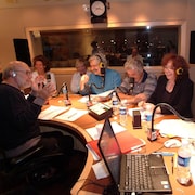 L'animateur René-Homier Roy riant avec ses collaborateurs Marc Laurendeau, Yves Désautels, Pauline Martin et Johane Despins en 2005.