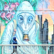 Une personne marche devant une murale montrant la pollution de l'air.